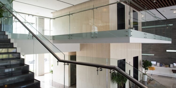 Why Glass Railings are the Perfect Blend of Style and Safety 1 Glass Railings